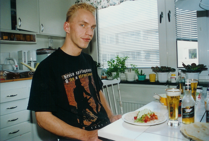 Fredrik (BB2) is eating Burritos with Miller Beer.