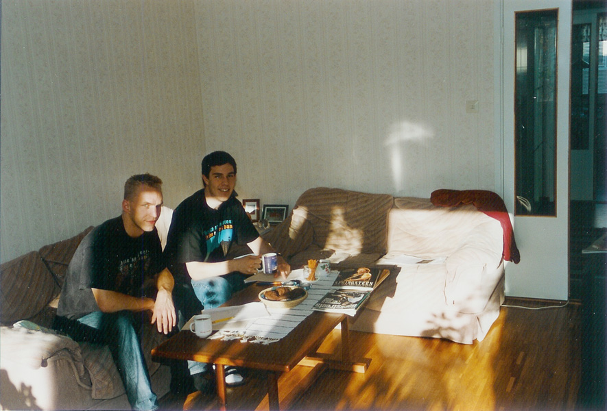 Fredrik (BB2) and Mattias (BB1) is eating chocolate muffins and coffee.