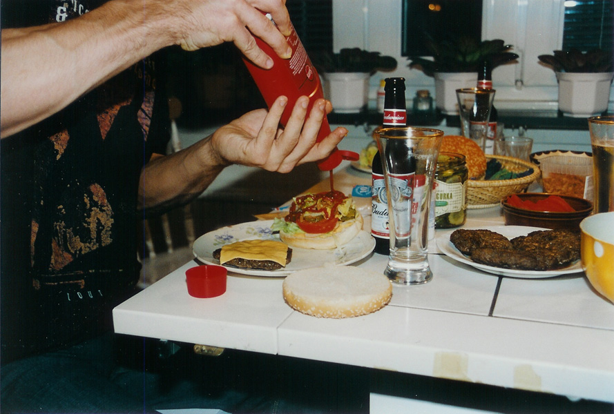 Fredrik (BB2) is delivering the ketchup.