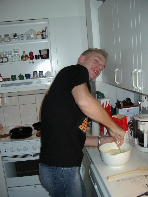 Fredrik (BB2) is making the breakfast.