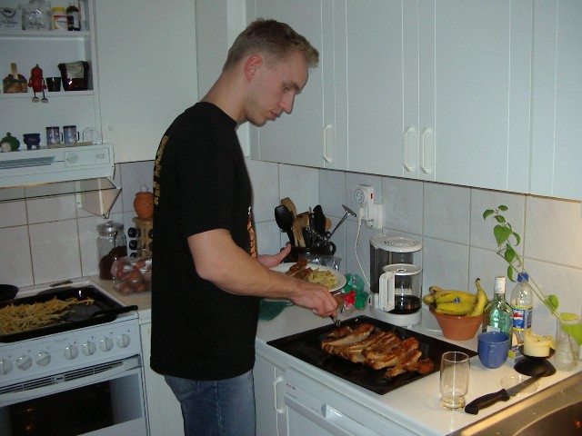 Fredrik (BB2) is enjoying the dinner.