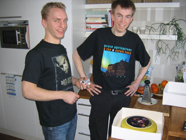 Two happy BB:s and one hell of a cake.