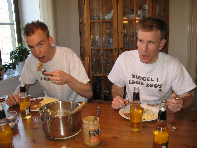 "Tshirts, hundraa kroener!! Last tshirts!"