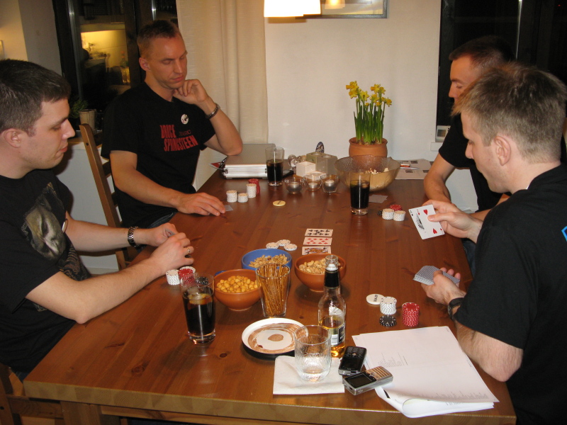 Playing Texas Hold 'Em. "Du får extra!"