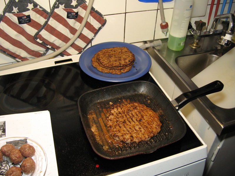 An american burger in form of a Swedish "dassalock"