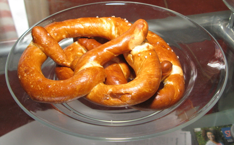 It´s a Bretzel, but looks more like a tribute to Lassie